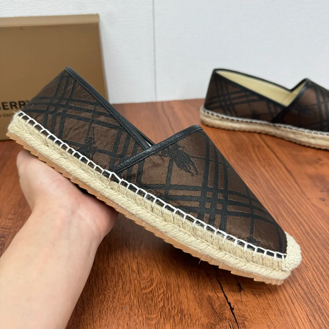 Batch 600 Burberry/Burberry new summer men's embroidered straw fisherman shoes, cool slip-on straw shoes! Encounter British fashion with Burberry espadrilles, a perfect blend of classic and fashionable. The unique printing on the upper is a manifestation of the brand's style. Every color and every pattern tells the story of England. Straw soles bring a natural texture, comfortable and chic. Whether you are strolling in the city streets or heading to the beach for vacation, it can add elegance and charm to you, easily become the center of attention, and start your own fashion journey. Classic knitted canvas upper, with thin calfskin lining suitable for summer, straw lining, genuine leather patch at the bottom of the heel, hemming technology, and Mark stitching details! Anti-slip rubber bottom layer, integrated injection molding of large LOGO letters and badges, multiple colors and styles to choose from, complete package! Size: 39-40-41-42-43-44 Normal size Item number: 2025-5 War Horse Brown color